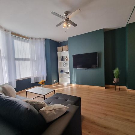Anfield Luxe Retreat - Stylish Stay With Parking - Steps From Stadium - Short Drive To City Centre ลิเวอร์พูล ภายนอก รูปภาพ