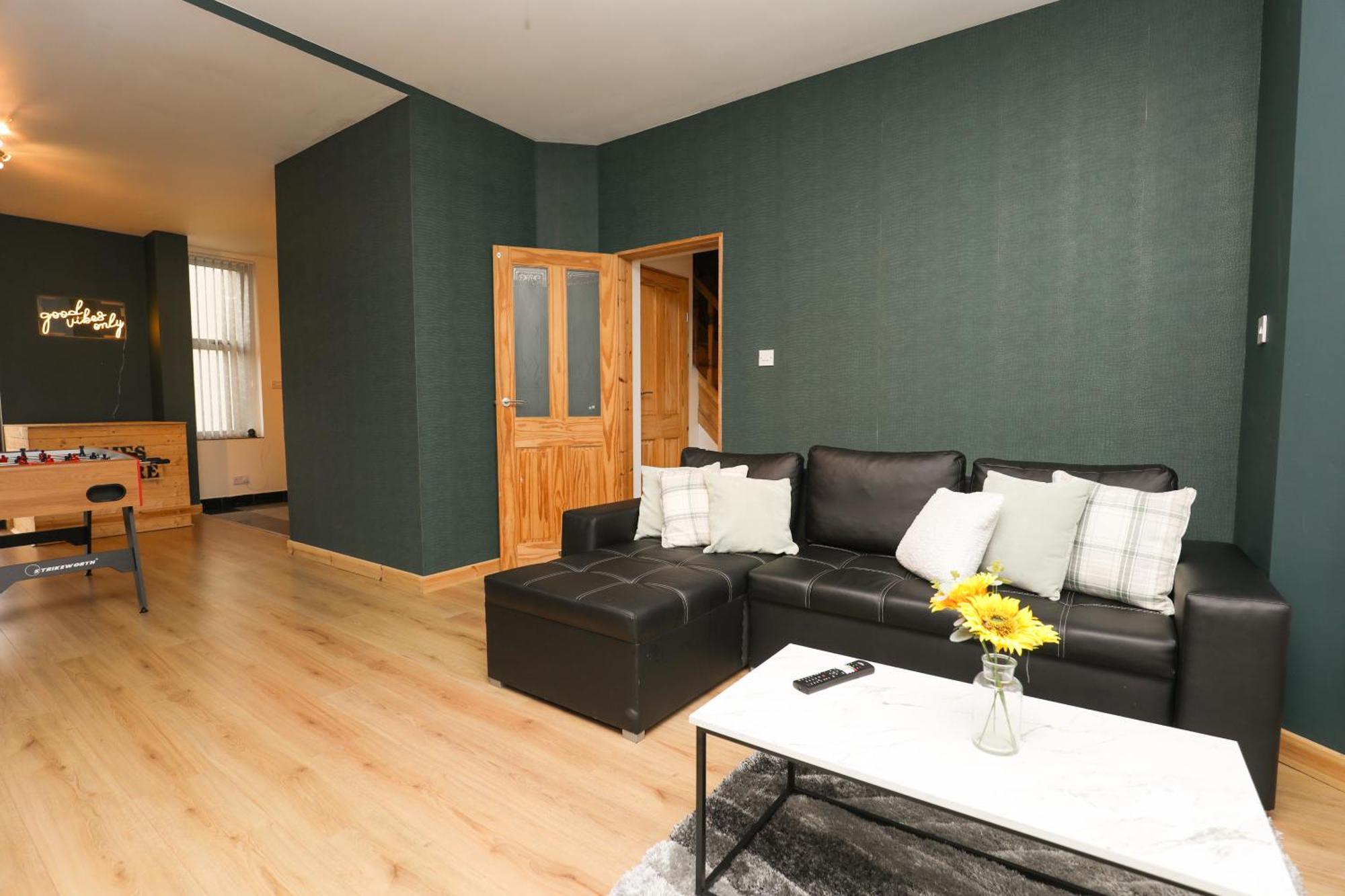 Anfield Luxe Retreat - Stylish Stay With Parking - Steps From Stadium - Short Drive To City Centre ลิเวอร์พูล ภายนอก รูปภาพ